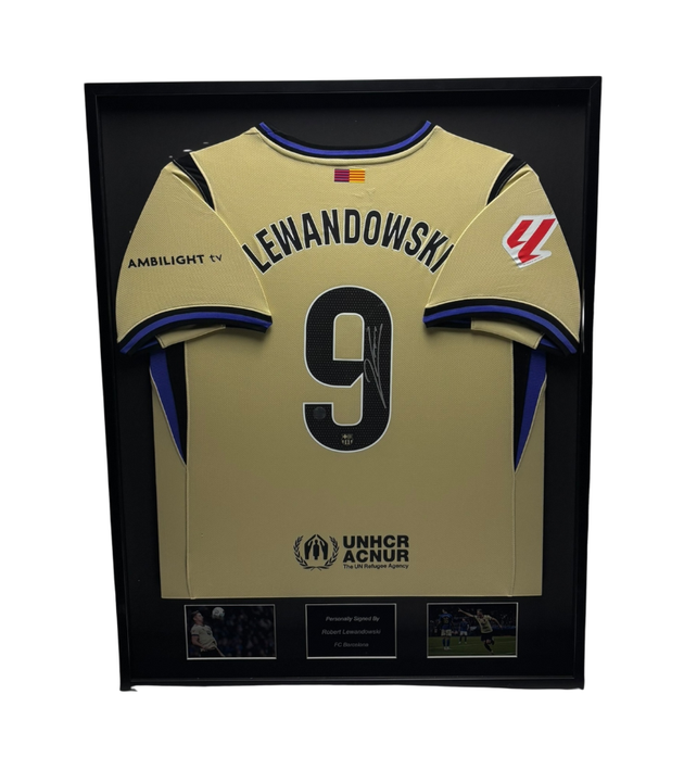Robert Lewandowski FC Barcelona 25/26, gerahmt aus einem Trikotrahmen, Heimtrikot 