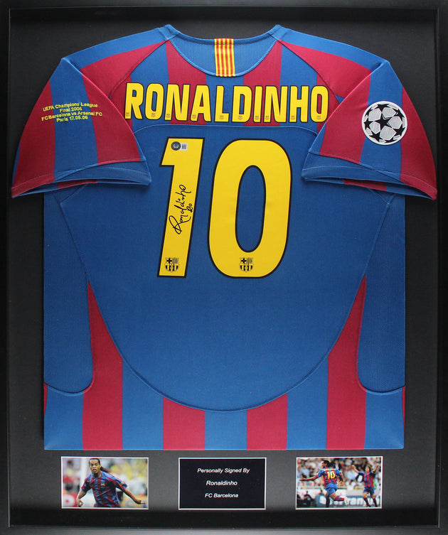 Camiseta local enmarcada del FC Barcelona de Ronaldinho 05/06